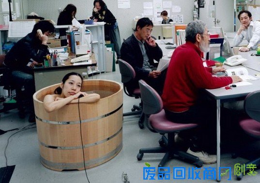 日本美女摄影师在公共场合全裸浴盆大胆自拍