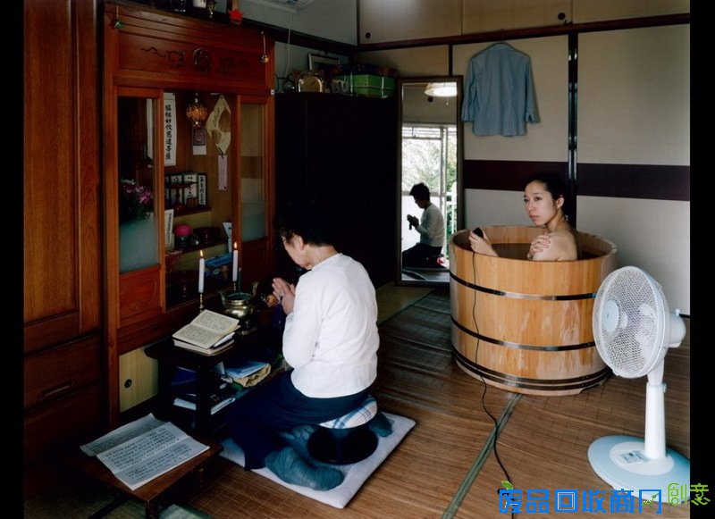 日本美女摄影师公共场合浴盆大胆自拍!_图片