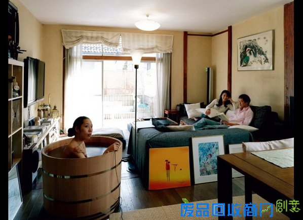 日本美女摄影师在公共场合大胆裸体自拍_讲堂