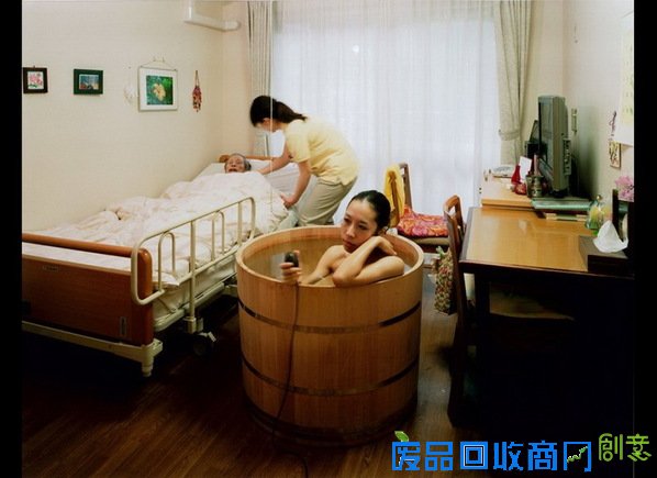 日本美女摄影师在公共场合大胆裸体自拍_讲堂