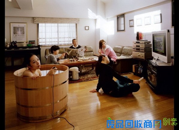 日本美女摄影师在公共场合大胆裸体自拍_讲堂