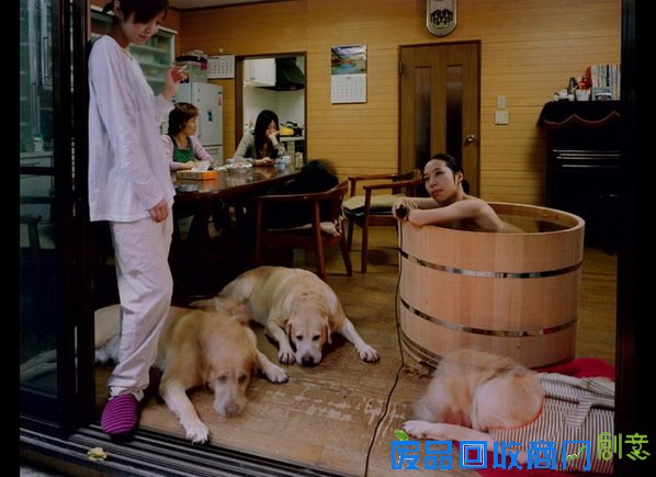 日本美女摄影师在公共场合大胆裸体自拍_讲堂