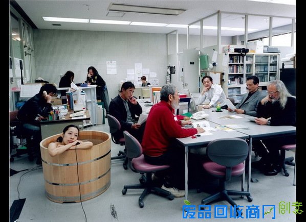 日本美女摄影师在公共场合大胆裸体自拍_讲堂