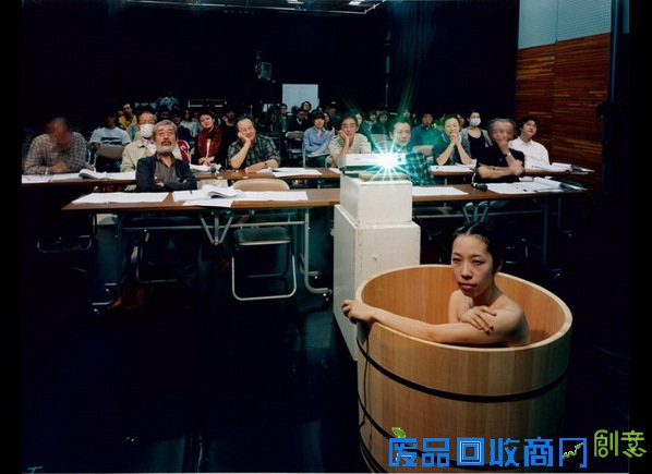 日本美女摄影师在公共场合大胆裸体自拍_讲堂