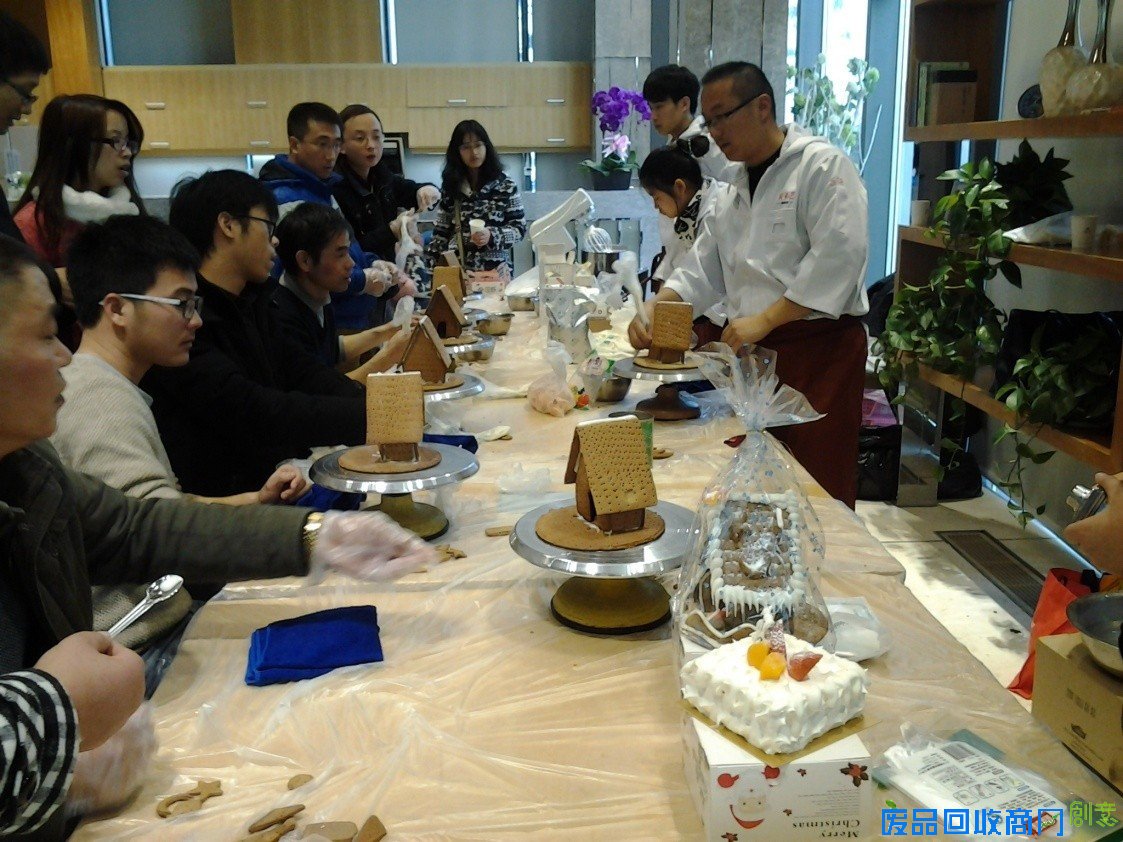 姜饼屋DIY活动现场,百位业主济济一堂