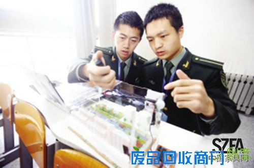 大学生拼创意 用语音控制家居设备