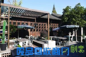 老门东历史文化街区里,不仅有古色古香的老城南建筑,原汁原味的传统小吃,也有时尚新潮的音乐轻吧。在老门东寻花巷,跨过复古的门头和门槛,里面是由时尚元素、创新理念搭建的休闲聚会场——O5麒麟会,南京文艺青年的又一集散地。