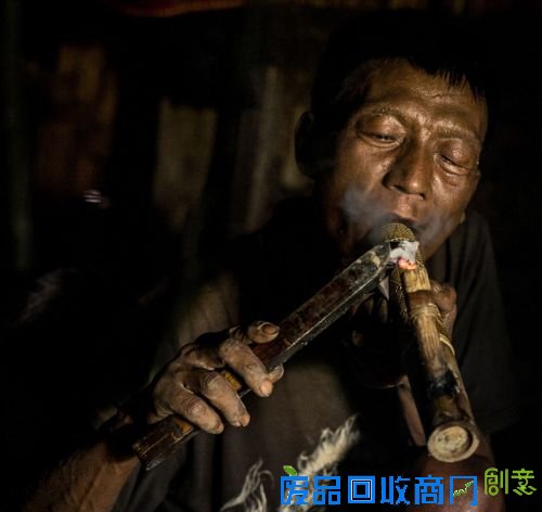 走进印度鸦片村:村长烟不离口