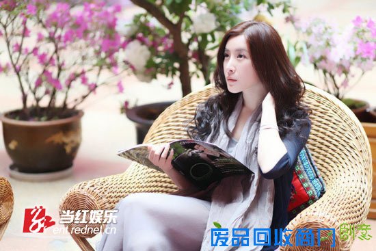 王雅捷浪漫唯美写真曝光 湖滨漫步尽展轻盈优雅