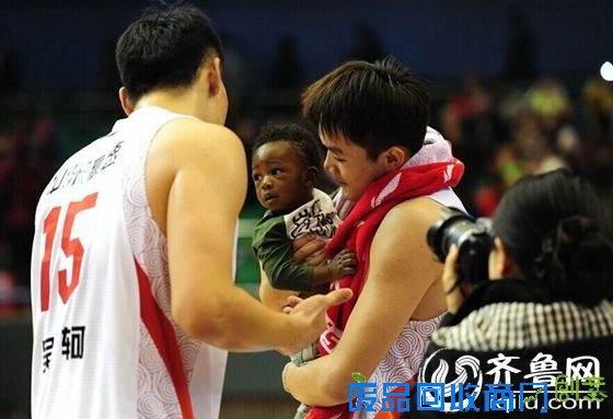 丁彦雨航怀抱队友小孩（记者 张伟 摄）