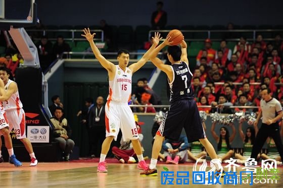 山东高速男篮对阵深圳男篮（记者 张伟 摄）