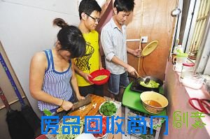 大学生开“DIY厨房”3万元起步 每月净赚2千元