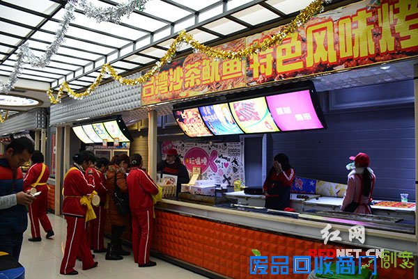 美食城集合了60多家台湾美食门店和300多种融合台湾文化与创意的特色小吃项目。
