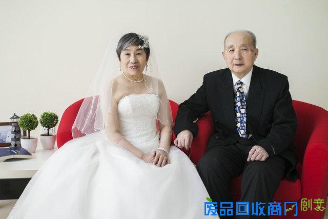 “对焦时光,影印深情”老教授婚纱摄影在行动