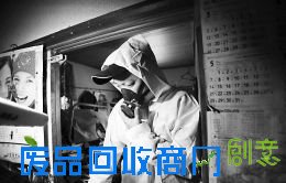 在日本,有个特殊的保洁员团队,又被称为“孤独死亡小队”,他们专门负责清理独居老人留下的空巢,这被称为世界上最令人悲伤的工作。