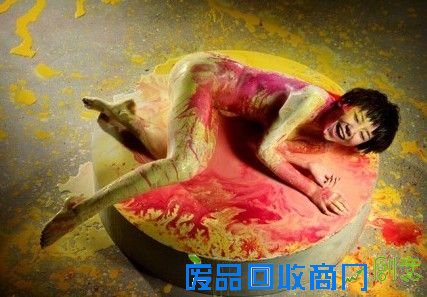 美女模特自曝遭遇潜规则 被摄影师扑上来非礼