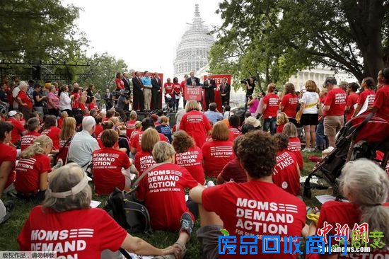 当地时间2015年9月10日，美国华盛顿，WDBJ遭枪击记者艾莉森·帕克的父亲出席。美国国会外举行反对枪支暴力的机会，枪支犯罪遇难者家属出席。