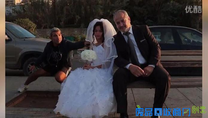 少女嫁老头！12岁女孩嫁给白发老头 黎街头拍婚纱照