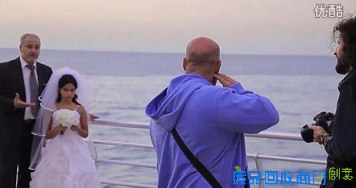 少女嫁老头！12岁女孩嫁给白发老头 黎街头拍婚纱照