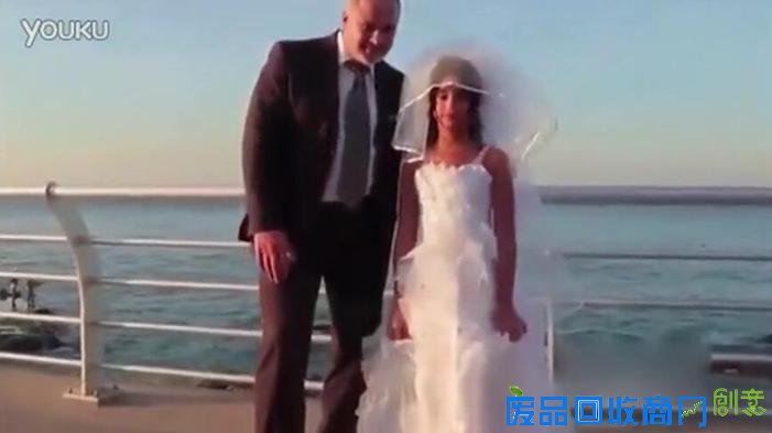 少女嫁老头！12岁女孩嫁给白发老头 黎街头拍婚纱照