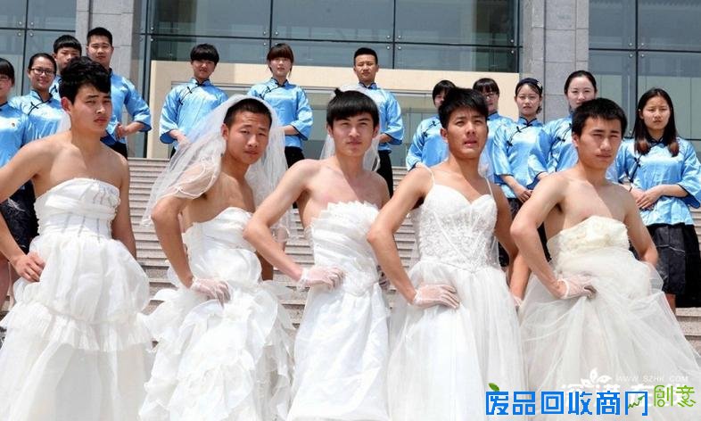 安徽大学生男扮女装拍毕业婚纱照 图