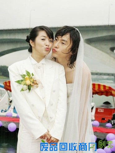 男士穿婚纱,女生穿西服,真的是大受欢迎,让很多宾客都忍俊不禁