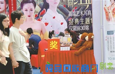 婚纱摄影黄金期：南京街头多家婚纱店争相宣传