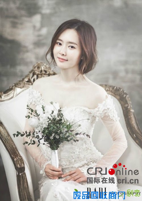 尹相铉与女友拍摄唯美婚纱照 亲密搂抱灿笑幸福难挡