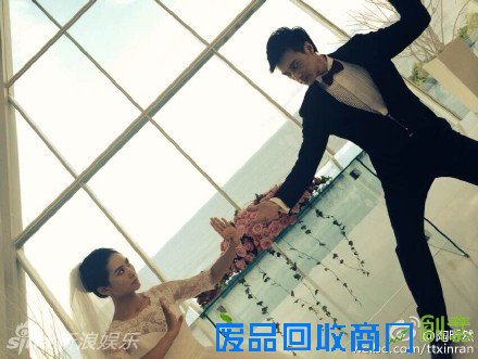 “安陵容”陶昕然唯美婚纱照首曝光 与老公何建泽深情对望