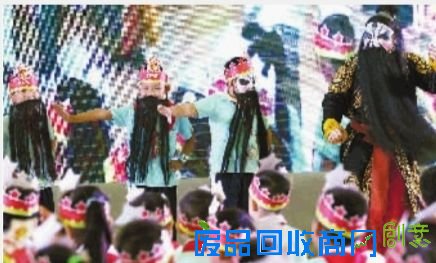 9月29日，长沙市高新区明德麓谷学校学生在“戏曲动漫大课堂”上学习京剧。当天，由文化部全国公共文化发展中心、省文化厅、省教育厅联合主办的“中华优秀文化数字化建设与传承计划——戏曲动漫”推广现场会在长沙召开。