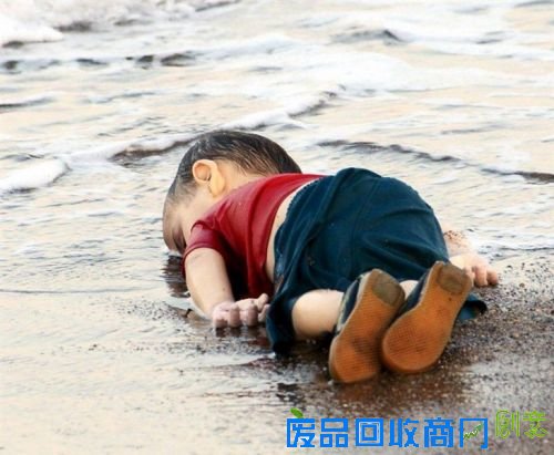 土耳其警察在旁看着这个尸体。