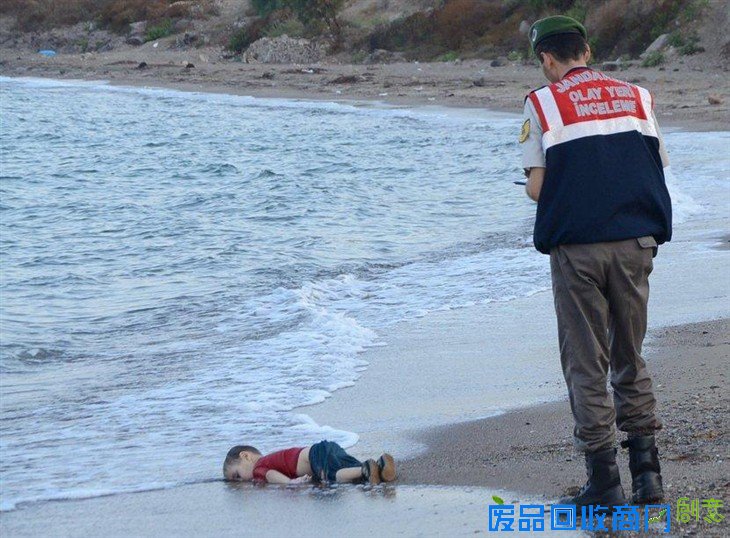 土耳其警察在旁看着这个尸体。