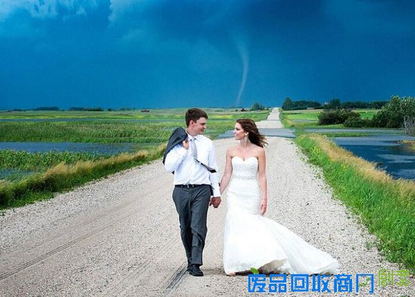 加拿大新婚夫妇在龙卷风前拍唯美婚纱照