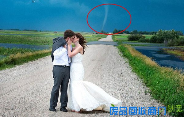 加拿大新婚夫妇在龙卷风前拍唯美婚纱照