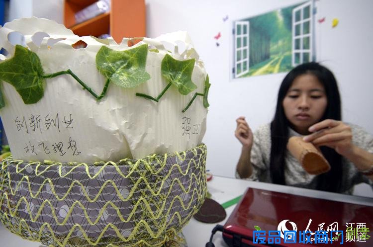 南昌工程学院大二女生徐莉在学校创新创业园开办了“花匠”手工坊,江西省委书记强卫在考察时,在她的手工艺制品上签字,鼓励创业。