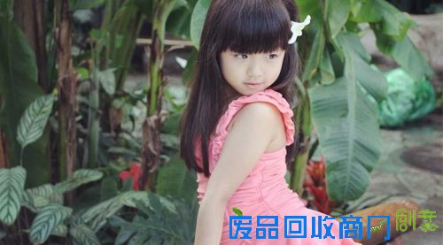 村木田童星白奕萱不惧严寒 唯美拍摄平面广告 村木田童星白奕萱不惧严寒 唯美拍摄平面广告