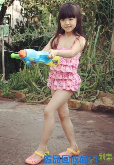 村木田童星白奕萱不惧严寒 唯美拍摄平面广告 村木田童星白奕萱不惧严寒 唯美拍摄平面广告