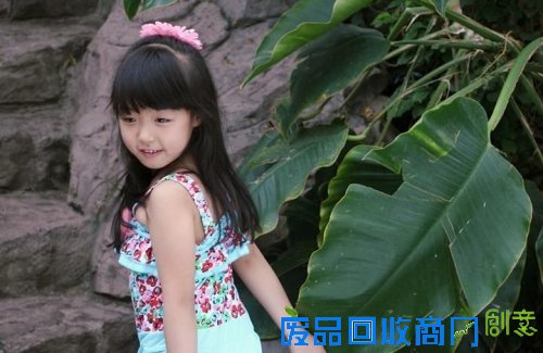 村木田童星白奕萱不惧严寒 唯美拍摄平面广告 村木田童星白奕萱不惧严寒 唯美拍摄平面广告