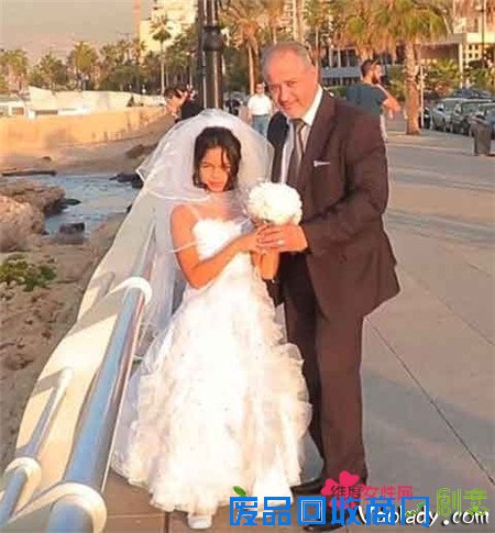 组图:12岁女孩与老男人拍婚纱照 路人反应令人震惊!背后原因令人心碎