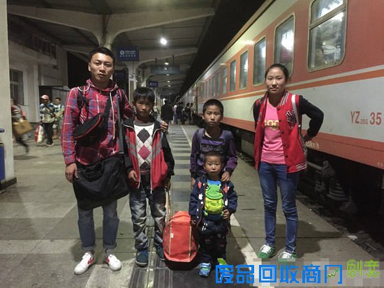 其实在大凉山这片美丽却又贫穷的大山里，还有千千万万个如木苦依五木般的孩子。图为苦依五木和弟弟合影。