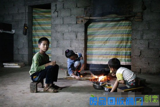 木苦依五木和她的两个弟弟在家里。[!--empirenews.page--]