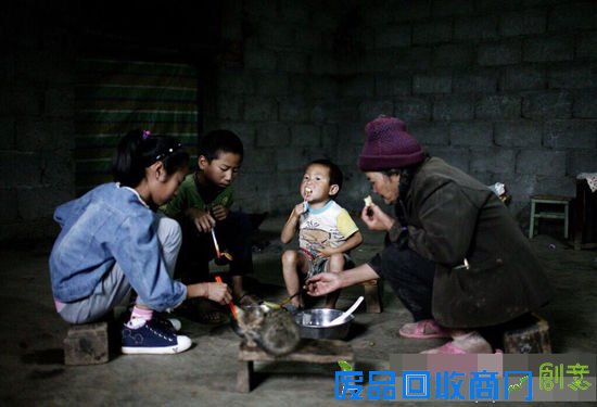 一家人在吃饭。[!--empirenews.page--]