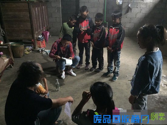 志愿者们在木苦依五木家里。[!--empirenews.page--]