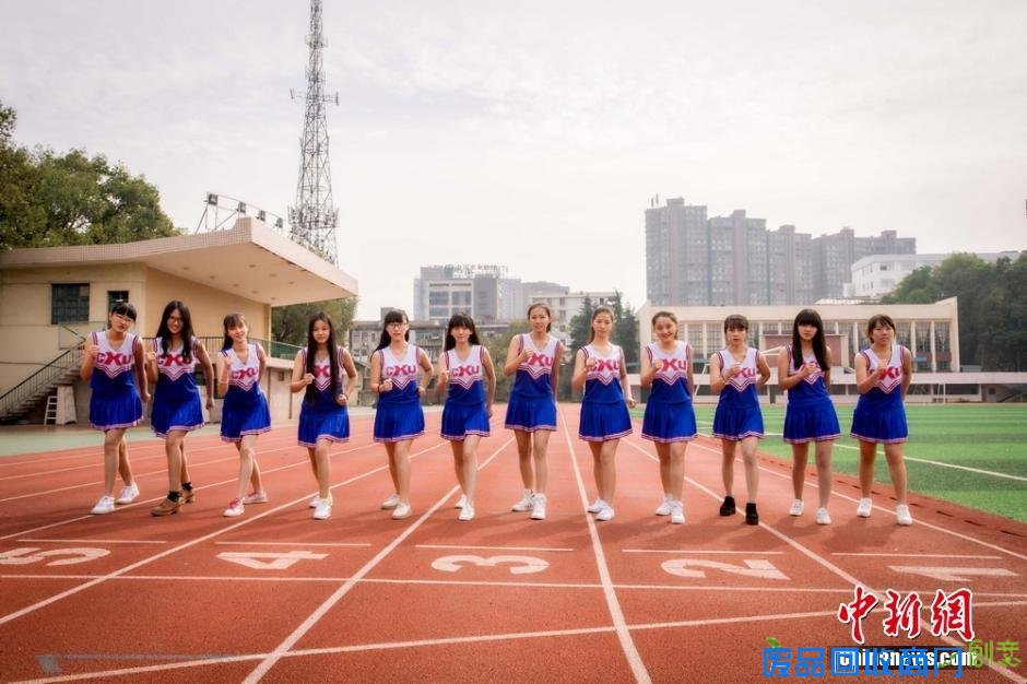 大学啦啦队宣传照走红 