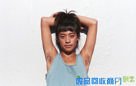摄影师拍摄女性体毛脂肪团展现自然女性形象