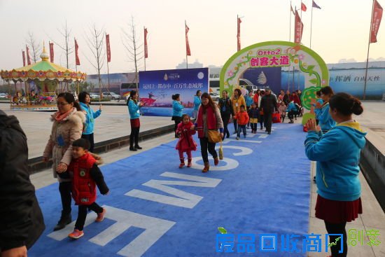 小朋友们及家长进入会场 小朋友们及家长进入会场