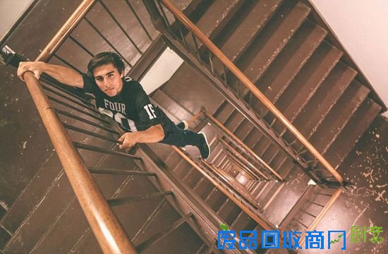 组图：美大学生挑战极限 网友：光看照片就要吓晕了