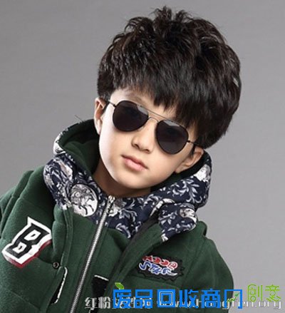 阳光可爱小男孩发型设计 时尚儿童烫发造型图片