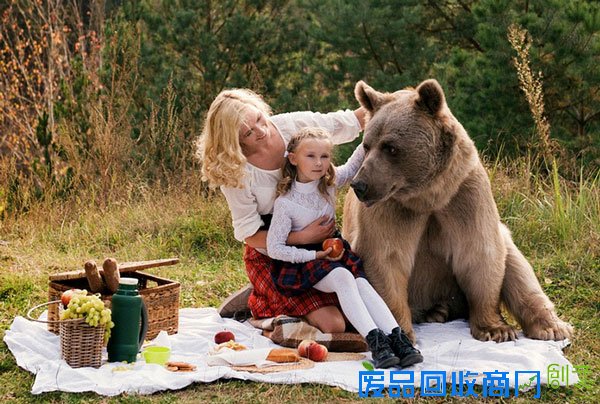 真实版美女与野兽！名模带萌娃与熊一起野餐