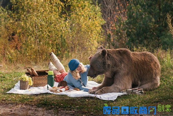 真实版美女与野兽！名模带萌娃与熊一起野餐